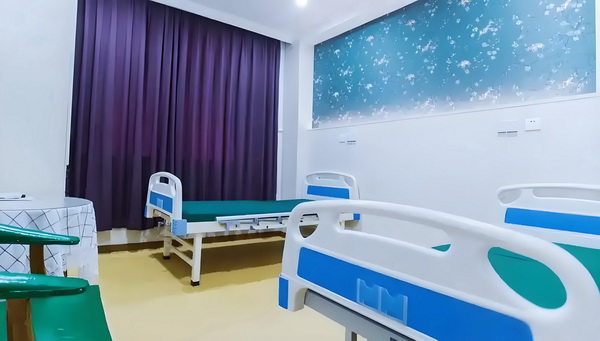 姜文被困在一个什么东西里